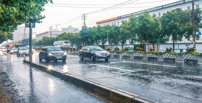 梦见下大雨和家人在一起排水沟水都满满的什么意思