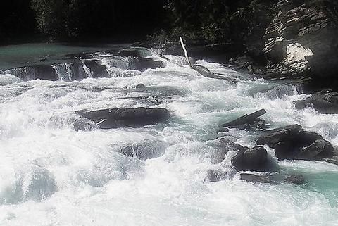 梦见过河河水很深但有地方河水很浅