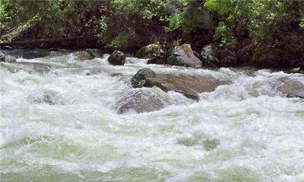 梦见河水水流湍急