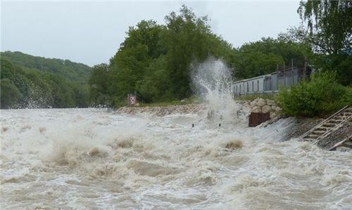 梦见河水上涨决堤