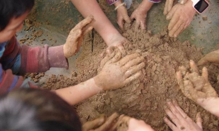 女人梦见双手是泥是什么意思周公解梦