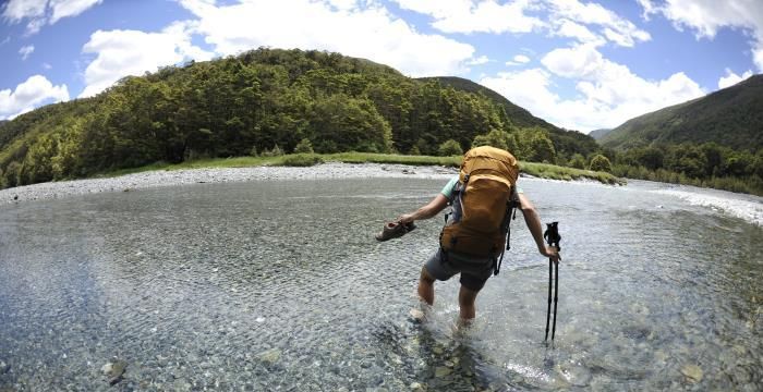 梦见趟水走路走过去了是什么意思