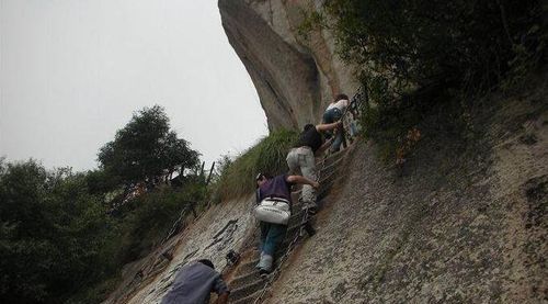 梦见和别人一起下很陡坡最后到平坦大道