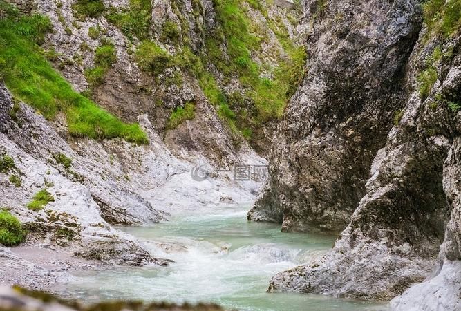 梦见山上流水下来是什么意思