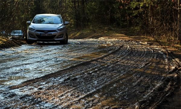 梦见下雨天走泥路摔跤是什么意思