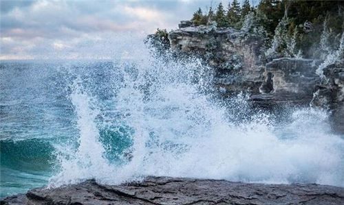 梦见自己在河水里逆流而行