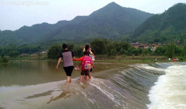 已婚女人梦见趟水走路