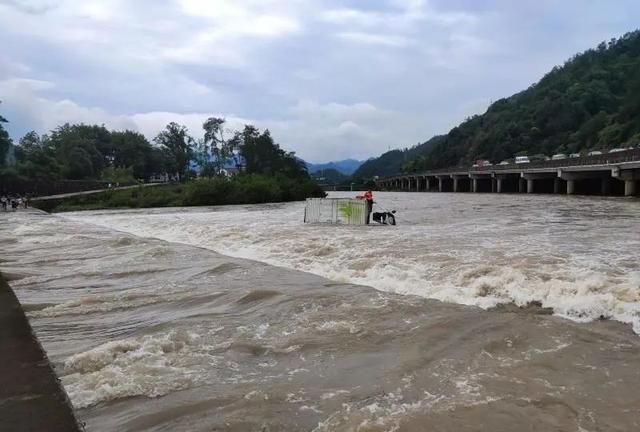 梦见下雨涨大水是什么意思?