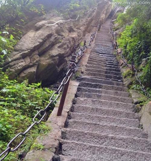 梦见和别人一起下很陡坡最后到平坦大道