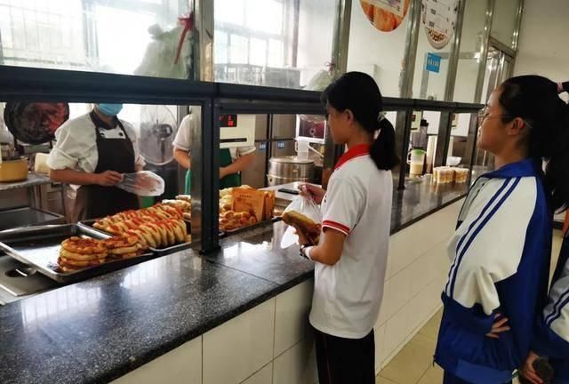 梦见去食堂打饭菜没了