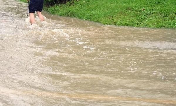 梦见地上有水是一件好事还是坏事