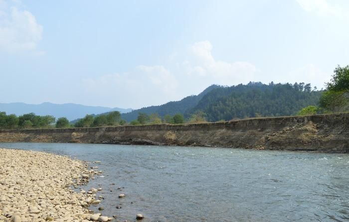 梦见河堤垮塌 涨大水