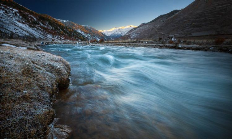 梦见河水涨到路面上来了 自己在上面走