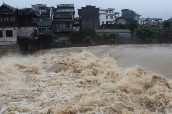 梦见路两边河水涨到路上来啦什么意思