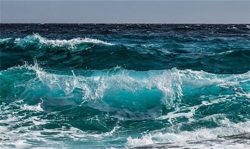 梦见自己过河河水暴涨