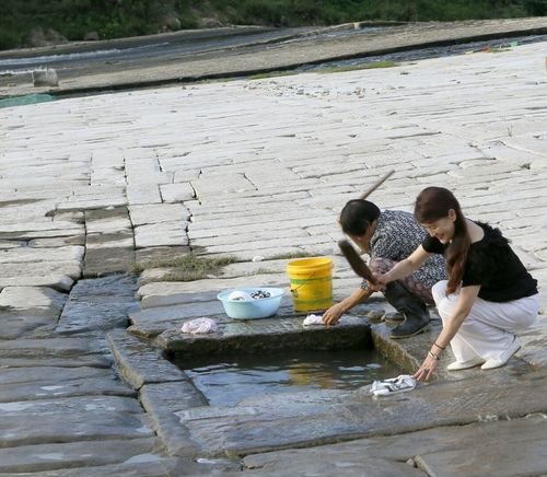 女人梦见自己在河里洗衣服是什么意思